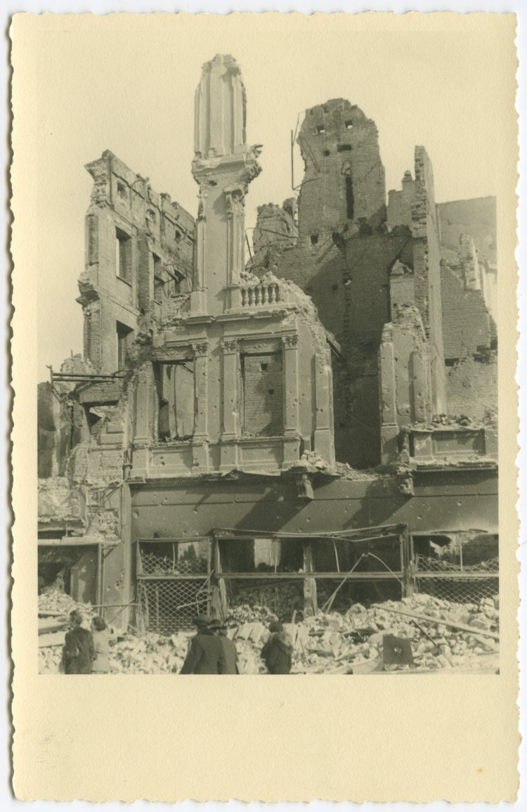 Ruiny kamienicy przy ulicy Marszałkowskiej 98