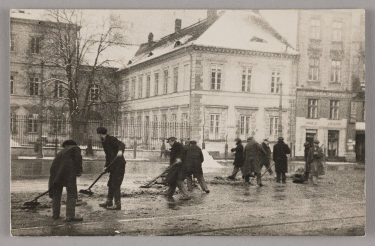 Odśnieżanie placu Trzech Krzyży