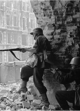 Powstańcy w wejściu do kościoła św. Krzyża