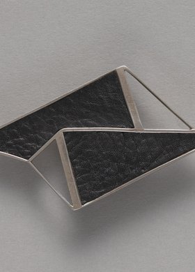 Broszka z kawałkami skóry w oprawie srebrnej