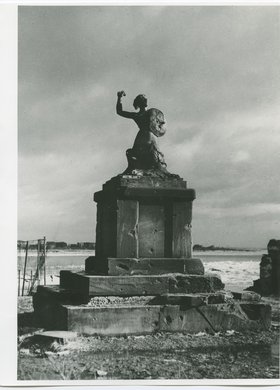 Zniszczony pomnik Syreny przy ulicy Solec