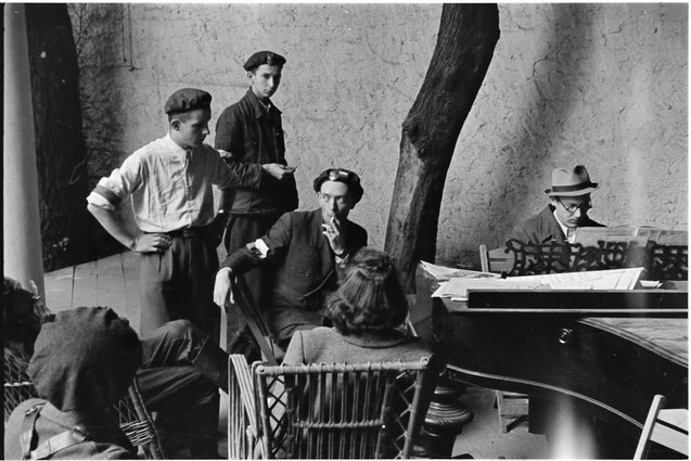 Grupa powstańców w ogródku kawiarni "U Aktorek"