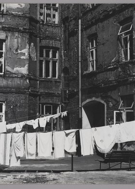 Suszące się pranie na podwórzu kamienicy przy ulicy Szwedzkiej 25