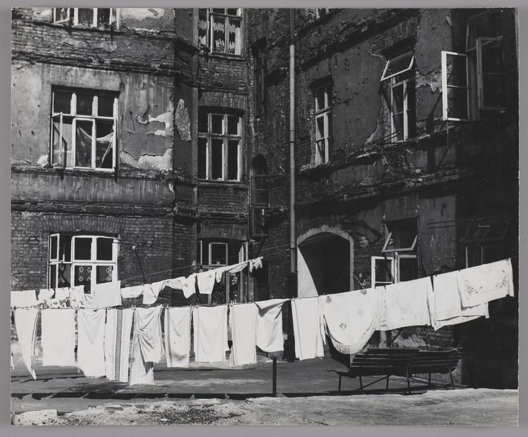 Suszące się pranie na podwórzu kamienicy przy ulicy Szwedzkiej 25