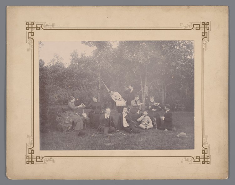 Rodzina Wernerów w ogrodzie letniego domu