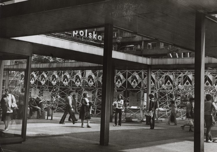 Śródmiejski Mall (currently Stefana “Wiecha” Wiecheckiego Mall) and an outdoor exhibition