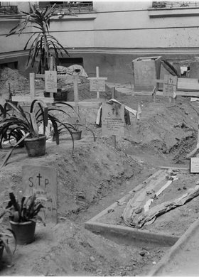 Cmentarz powstańczy na podwórzu kamienicy przy ulicy Brackiej 23