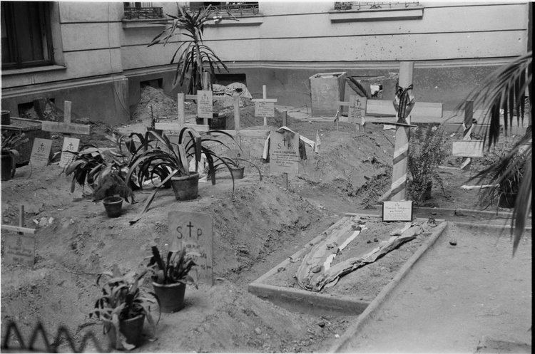 Cmentarz powstańczy na podwórzu kamienicy przy ulicy Brackiej 23