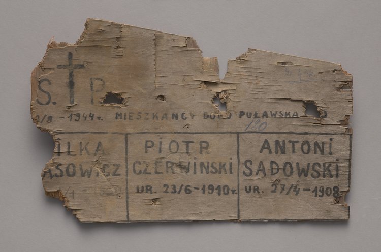 Fragment tabliczki nagrobnej z nazwiskami poległych powstańców z pułku AK "Baszta", mieszkańców z ulicy Puławskiej 120, wykonanej podczas Powstania Warszawskiego