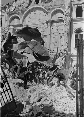 Grupa powstańców podczas odgruzowywania zbombardowanej części gmachu Towarzystwa Kredytowego Ziemskiego