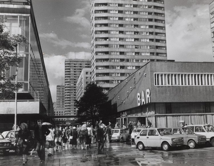 Śródmiejski Mall (currently Stefana “Wiecha” Wiecheckiego Mall) and Café Zodiak