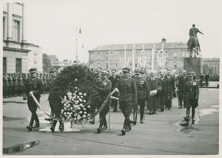 Obchody Święta Żołnierza w rocznicę Bitwy Warszawskiej 1920, oficjalne delegacje przed Grobem Nieznanego Żołnierza