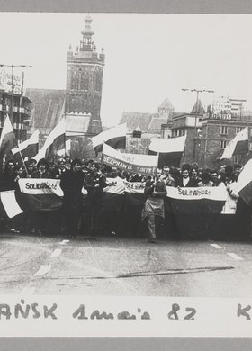Marsz członków NSZZ "SOLDIARNOŚĆ" ulicami Gdańska w dn. 1 maja 1982 r.