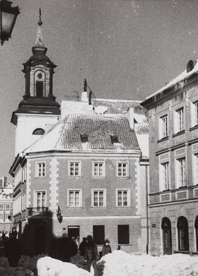 Fragment ulicy Nowomiejskiej zimą