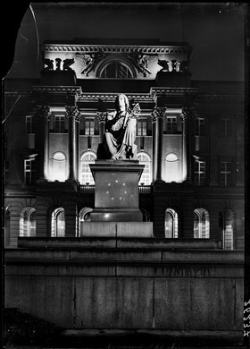 Pomnik Mikołaja Kopernika w nocnym oświetleniu