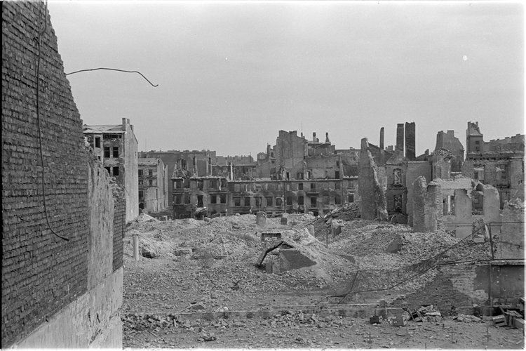 Ruiny zabudowy przy Nowym Świecie