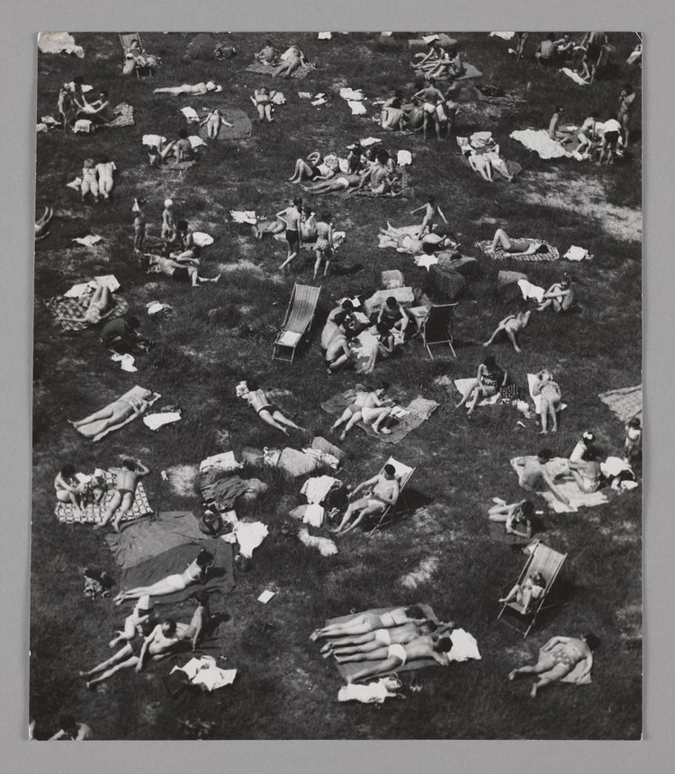 Beachgoers on a hot day by the Vistula (?)