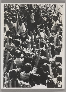 Pogrzeb Grzegorza Przemyka - moment spuszczenia trumny do grobu znajdującego się na Cmentarzu Powązkowskim