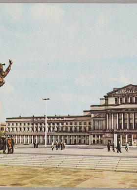 Plac Teatralny z pomnikiem Bohaterów Warszawy