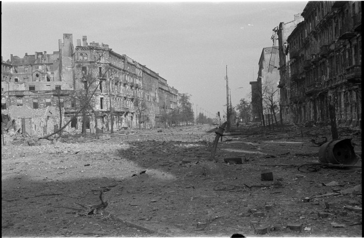 Ruiny zabudowy w Alejach Jerozolimskich