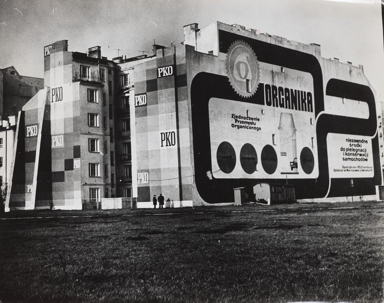 View of advertisements painted on the tenement houses at 41 and 43 Sienna St. from Złota St. At the intersection with Emilii Plater St.