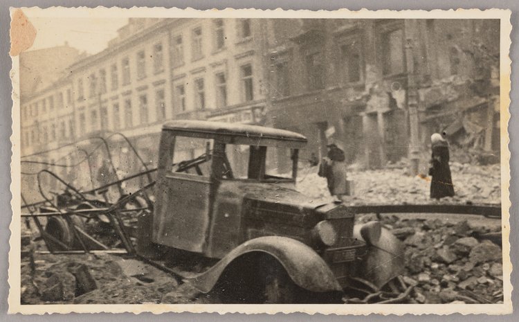 Spalona ciężarówka na Nowym Świecie