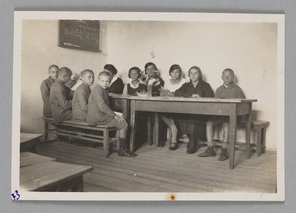 Fotografia przedstawiająca Marię Falską z Radą Samorządową Naszego Domu