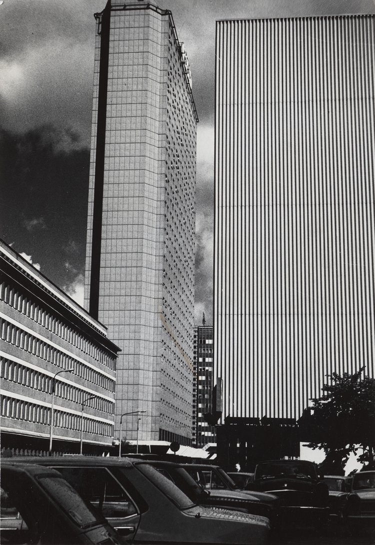 View of the Forum Hotel edifice and Parkingowa St.