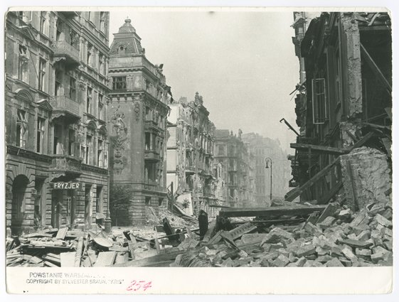 Zniszczenia zabudowy przy ulicy Szpitalnej