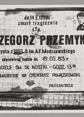 Przyklejona na tablicy klepsydra zawiadamiająca o śmierci i pogrzebie Grzegorza Przemyka