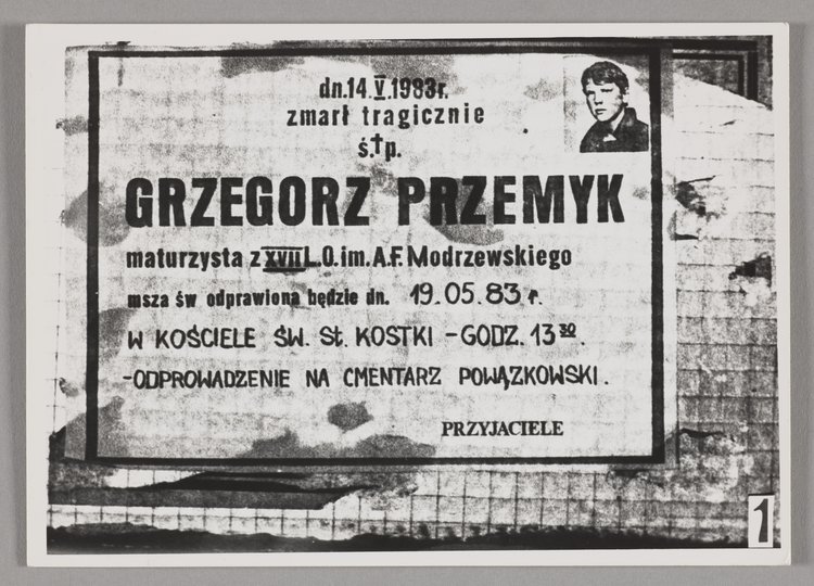 Przyklejona na tablicy klepsydra zawiadamiająca o śmierci i pogrzebie Grzegorza Przemyka