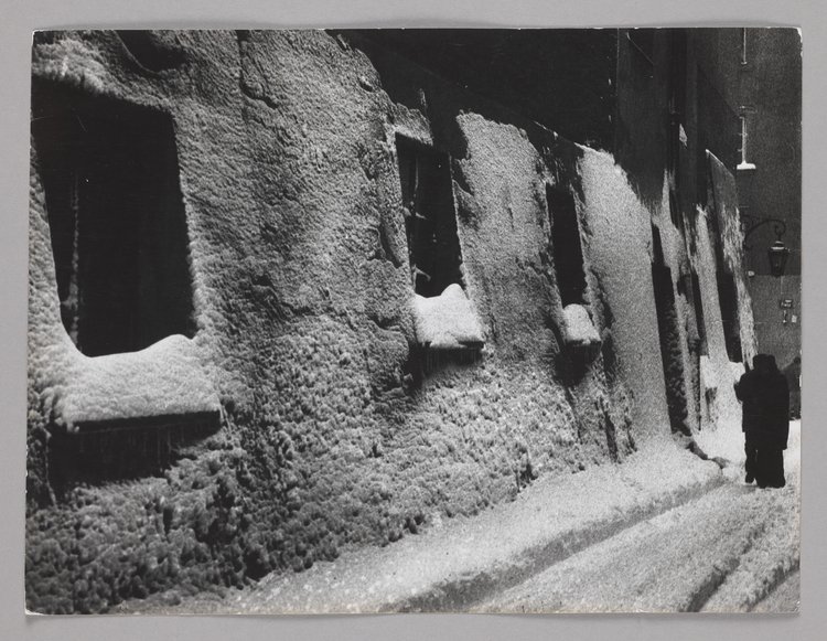 Winter view of Wąski Dunaj St. from Old Town Market Square towards Piwna St.