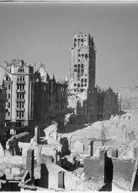 Panorama zniszczeń Śródmieścia w rejonie placu Napoleona