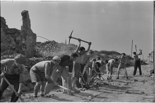Grupa Żydów pracujących przy odgruzowaniu byłego getta