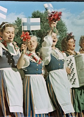 Uczestniczki V Światowego Festiwalu Młodzieży i Studentów podczas pochodu w Alejach Ujazdowskich