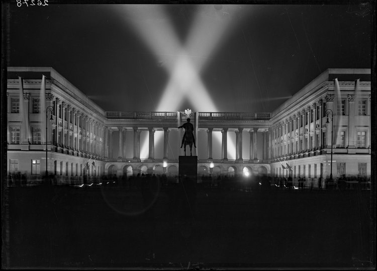 Pałac Saski w nocnym oświetleniu