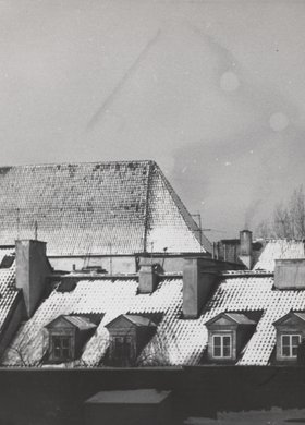 Widok na dachy kamienic przy ulicy Mostowej i dach kościoła pw. św. Jacka zimą