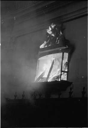 Płonące wnętrze kościoła św. Krzyża