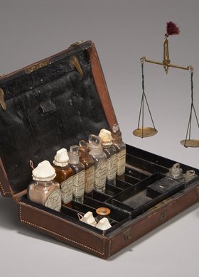 Apteczka podróżna z wyposażeniem