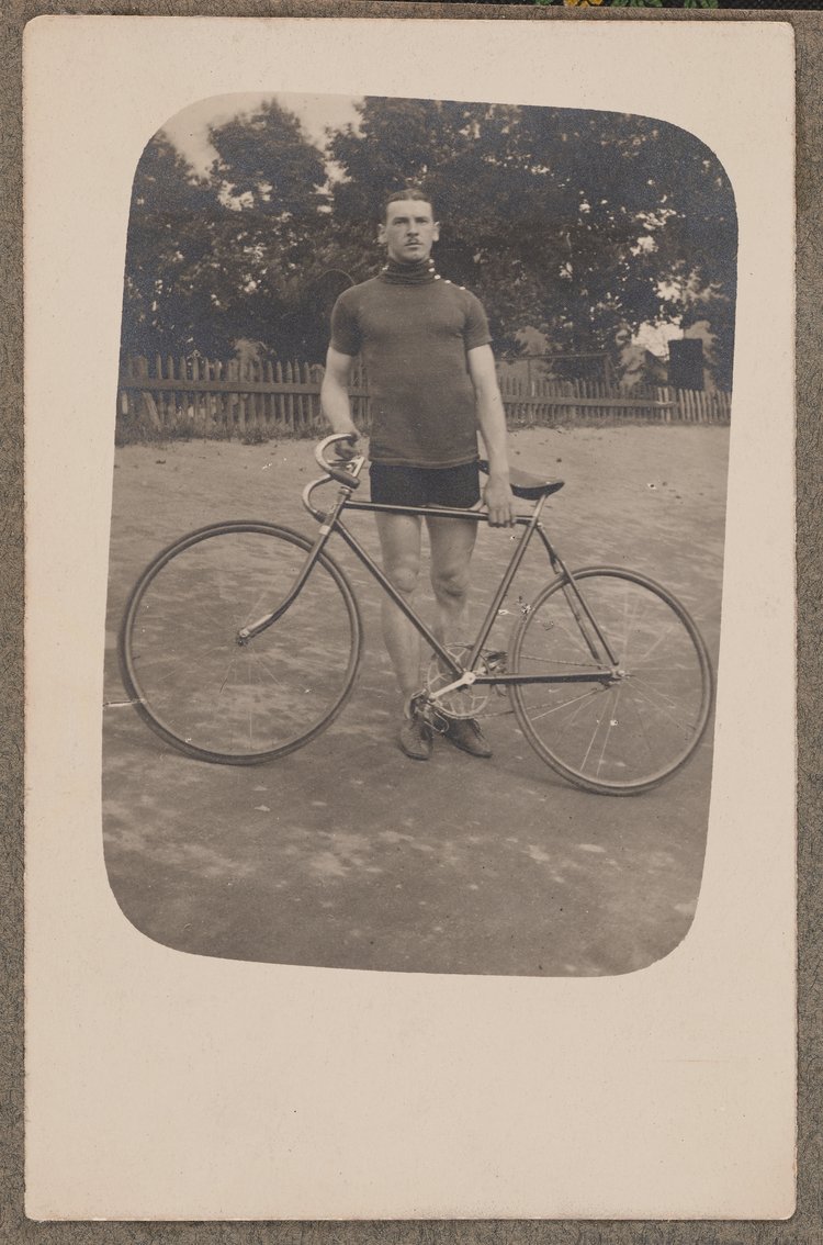 Album z fotografiami cyklistów na Dynasach