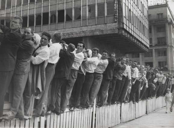 Aleje Jerozolimskie, "street tribune"