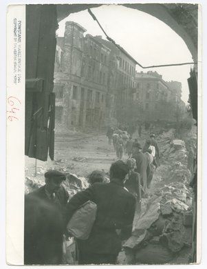 Ludność cywilna opuszczająca miasto po kapitulacji powstania