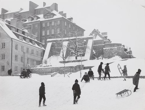 Zabawy na śniegu pod murami obronnymi Starego Miasta