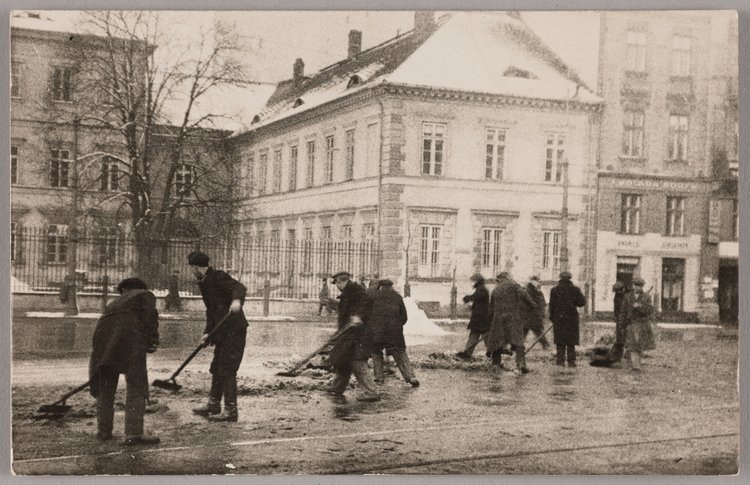 Odśnieżanie placu Trzech Krzyży