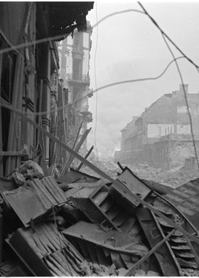 Osłona ze skrzynek na listy pod kamienicą przy ulicy Świętokrzyskiej 28