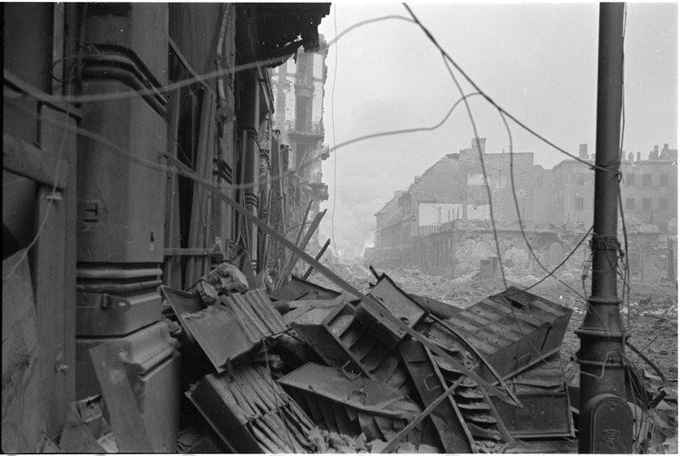 Osłona ze skrzynek na listy pod kamienicą przy ulicy Świętokrzyskiej 28