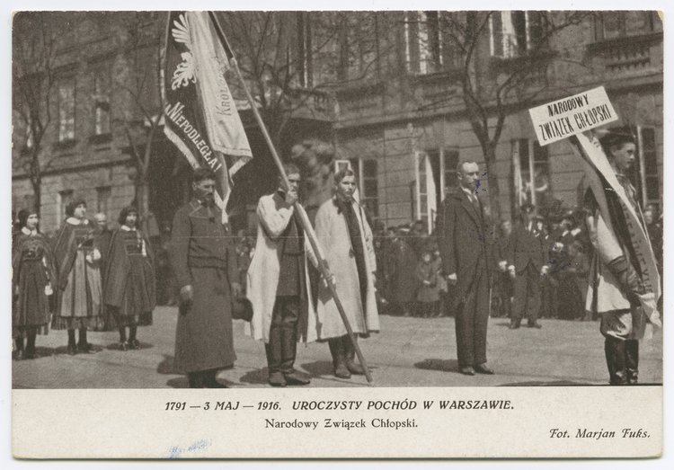 Uczestnicy pochodu zorganizowanego w rocznicę uchwalenia Konstytucji 3 Maja