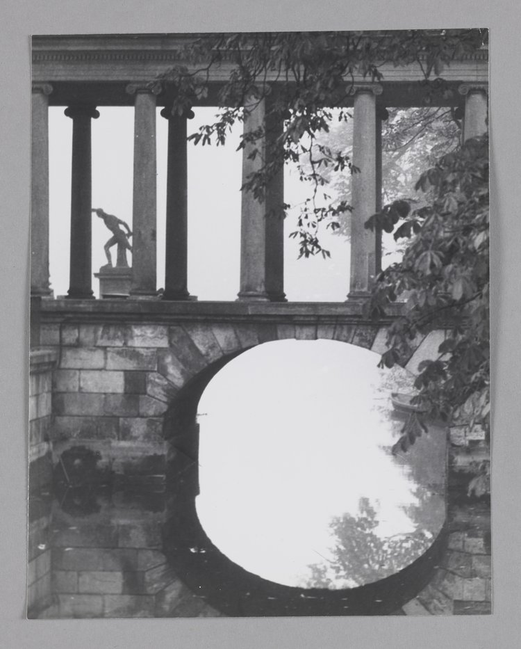 Most z kolumnadą, łączący Pałac na Wyspie z prawym brzegiem stawu