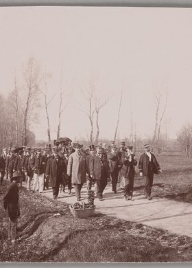 Majówka Warszawskiego Towarzystwa Wioślarskiego na Saskiej Kępie na inaugurację sezonu 1892