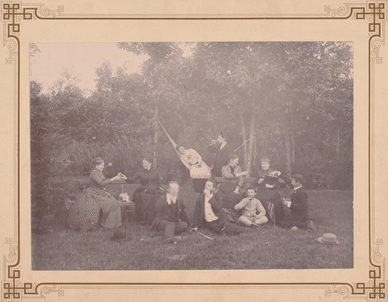 Rodzina Wernerów w ogrodzie letniego domu